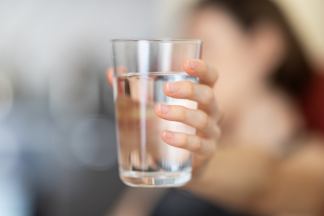 Wasserglas mit gefiltertem Wasser